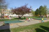 Školka Sluníčko – pohled na zahradu mateřské školy s  klouzačkou, pískovištěm, zpevněným povrchem pro jízdu na koloběžkách   